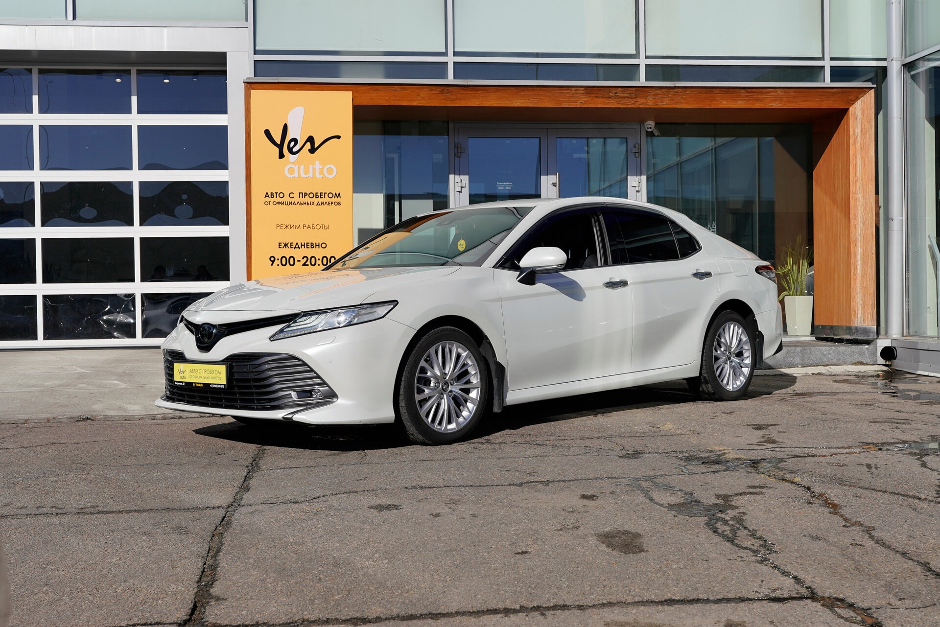 Toyota Camry 2019 — фото автомобиля