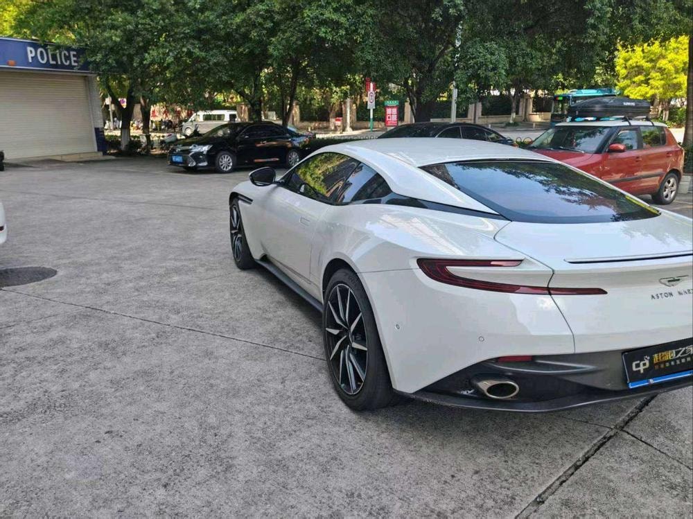 Aston Martin DB11 2019 — фото автомобиля