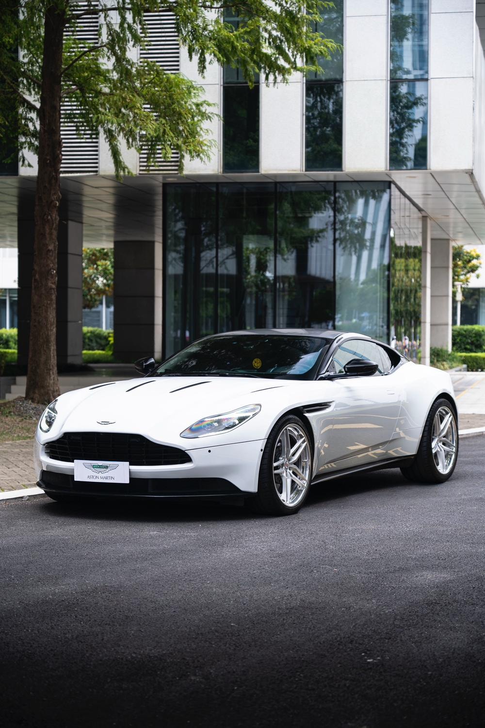 Aston Martin DB11 2017 — фото автомобиля