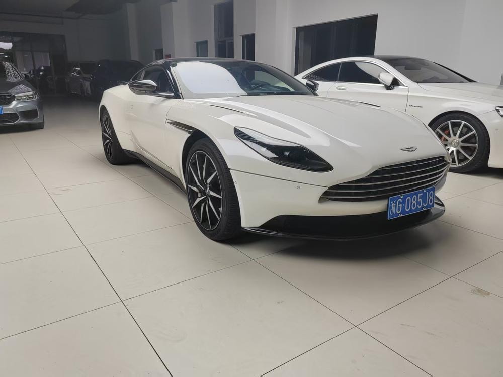Aston Martin DB11 2019 — фото автомобиля 1