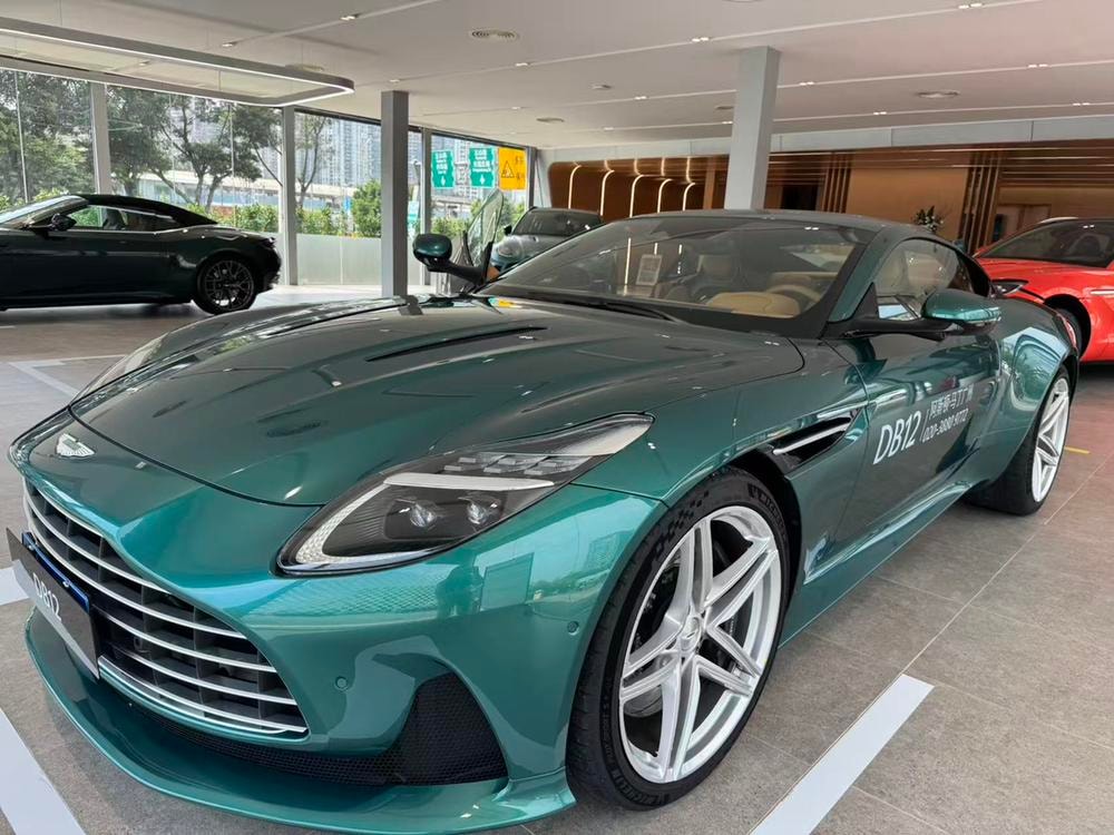 Aston Martin DB12 2024 — фото автомобиля