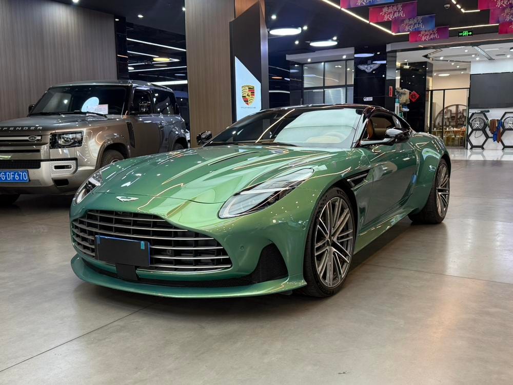 Aston Martin DB12 2024 — фото автомобиля 1