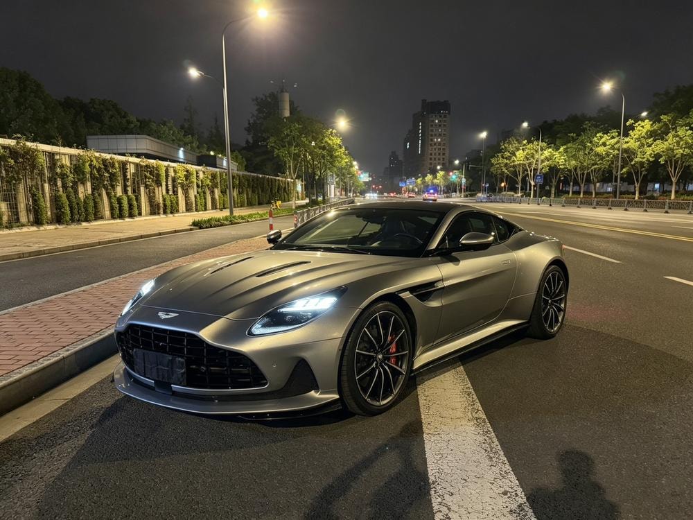 Aston Martin DB12 2024 — фото автомобиля
