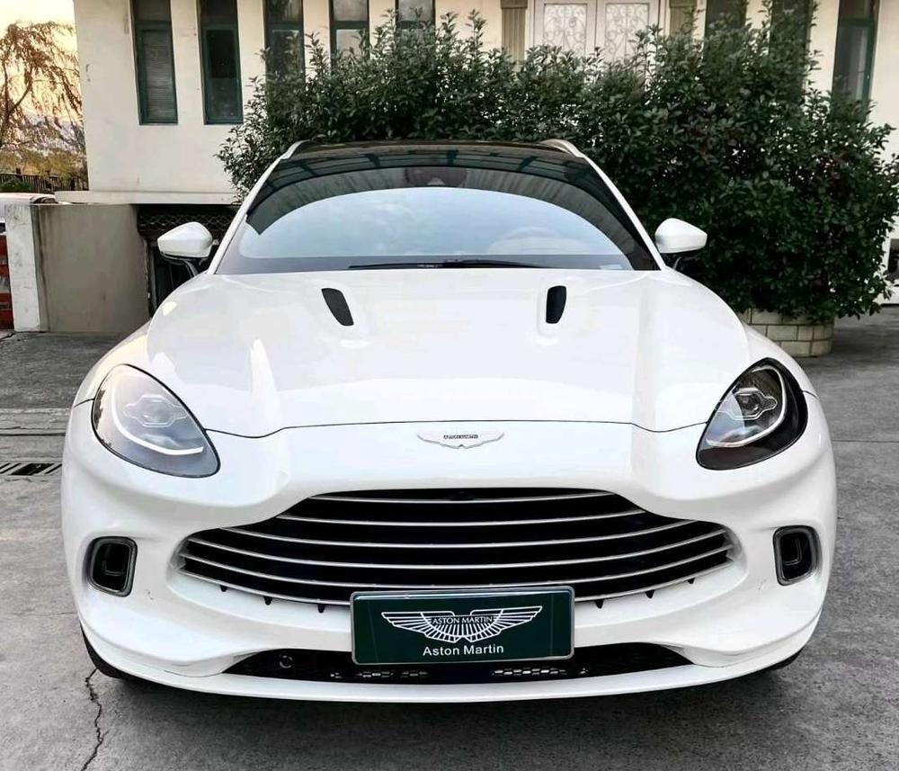 Aston Martin DBX 2022 — фото автомобиля