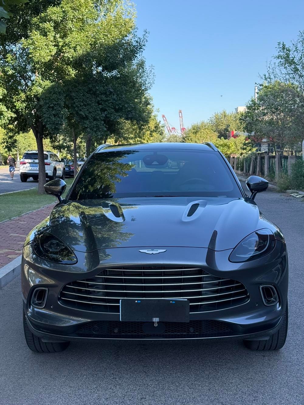 Aston Martin DBX 2023 — фото автомобиля