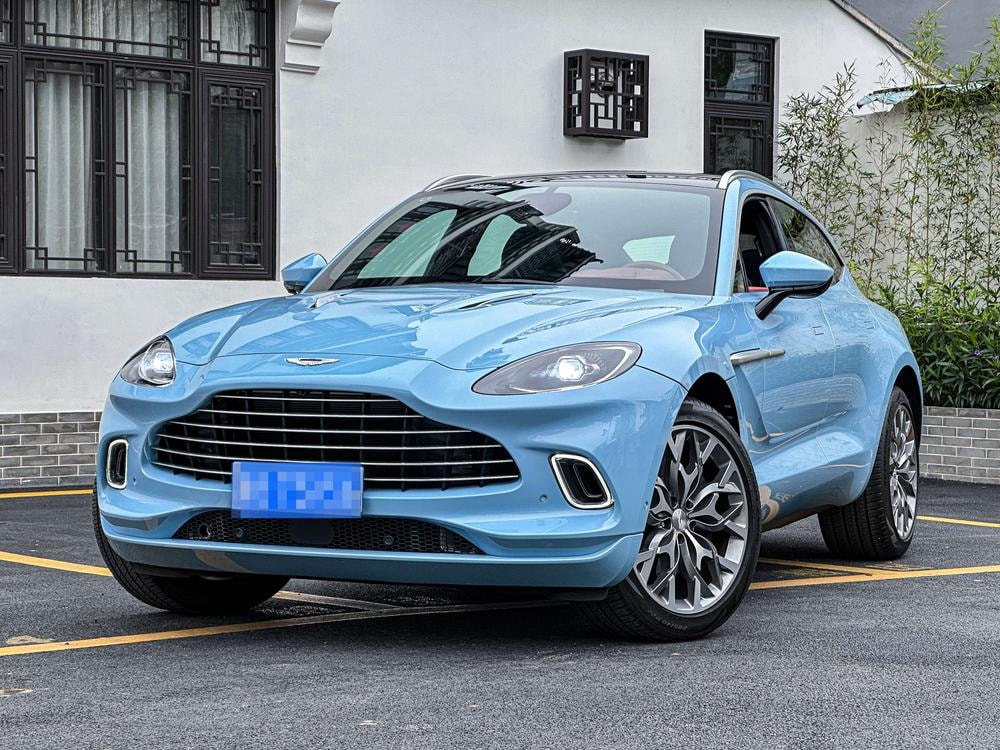Aston Martin DBX 2021 — фото автомобиля