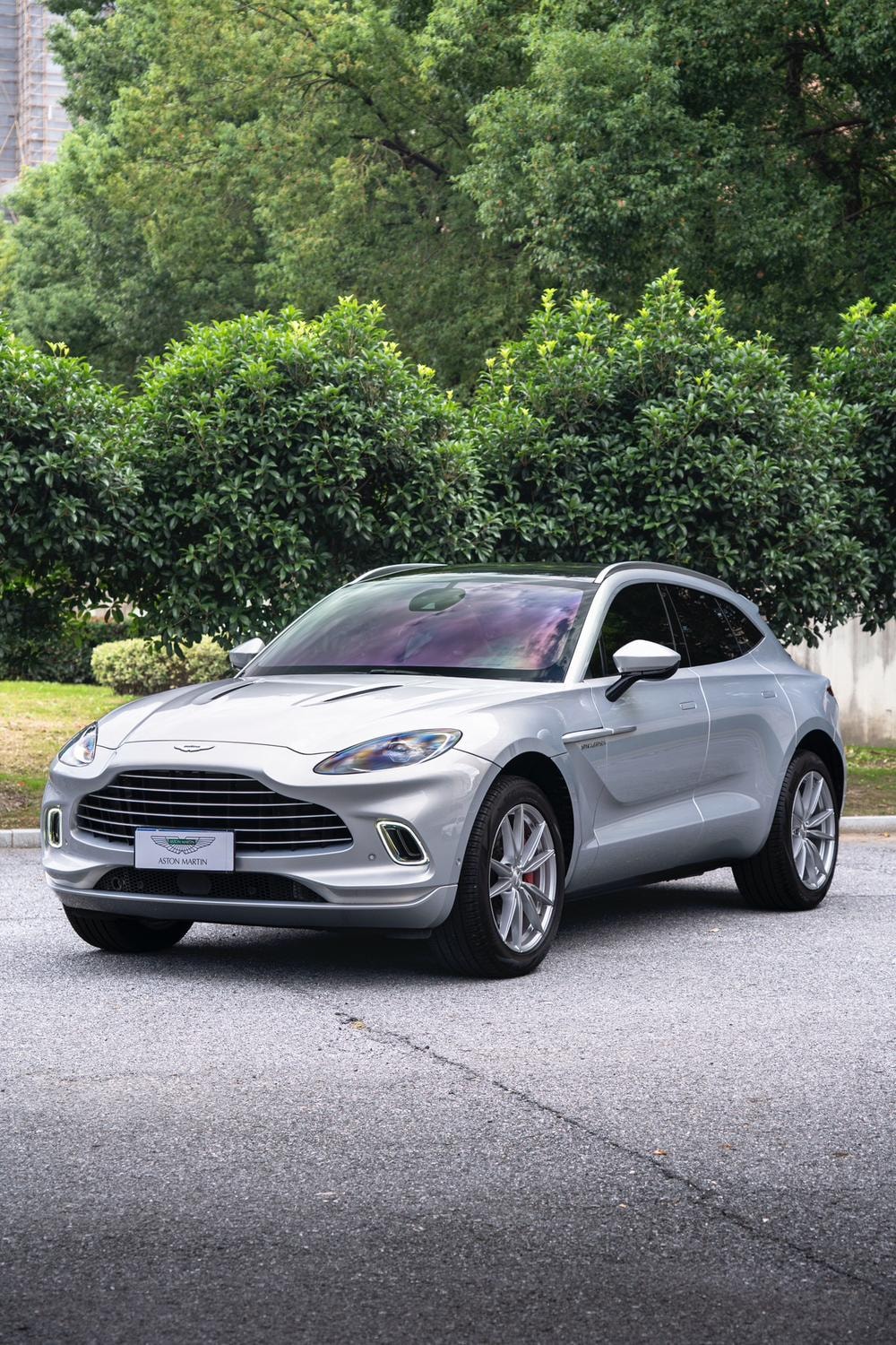 Aston Martin DBX 2024 — фото автомобиля
