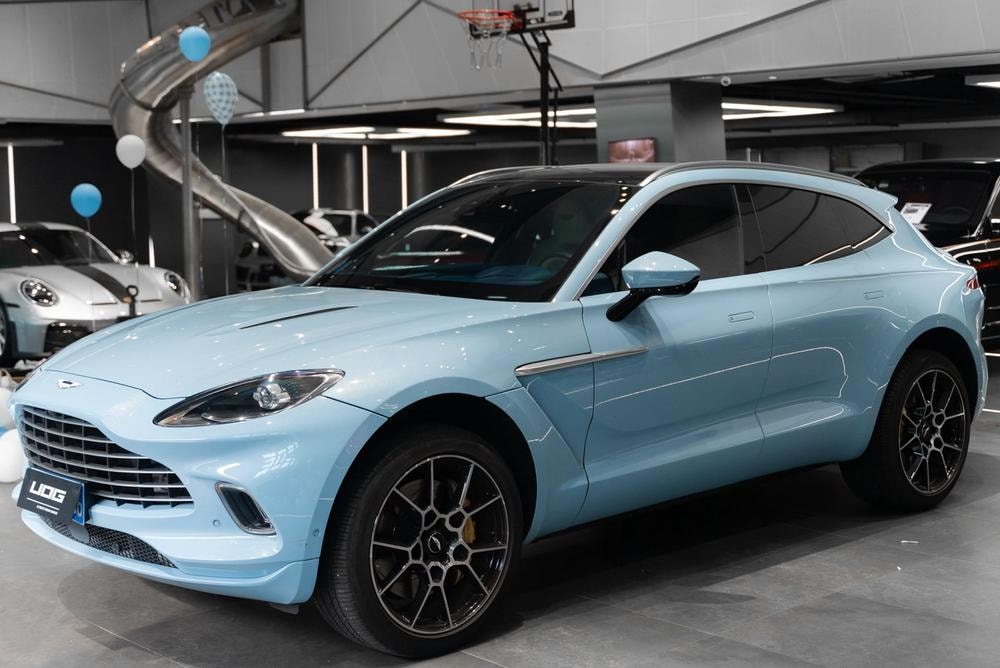 Aston Martin DBX 2020 — фото автомобиля