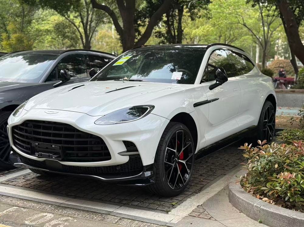Aston Martin DBX 2025 — фото автомобиля 1