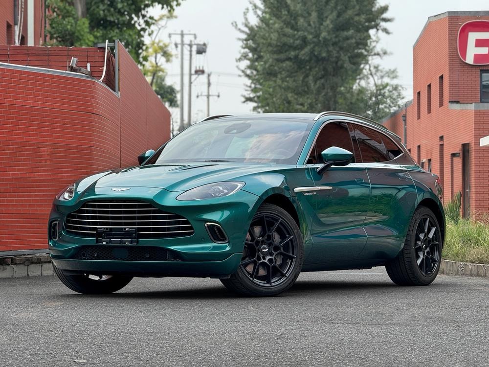 Aston Martin DBX 2022 — фото автомобиля 1