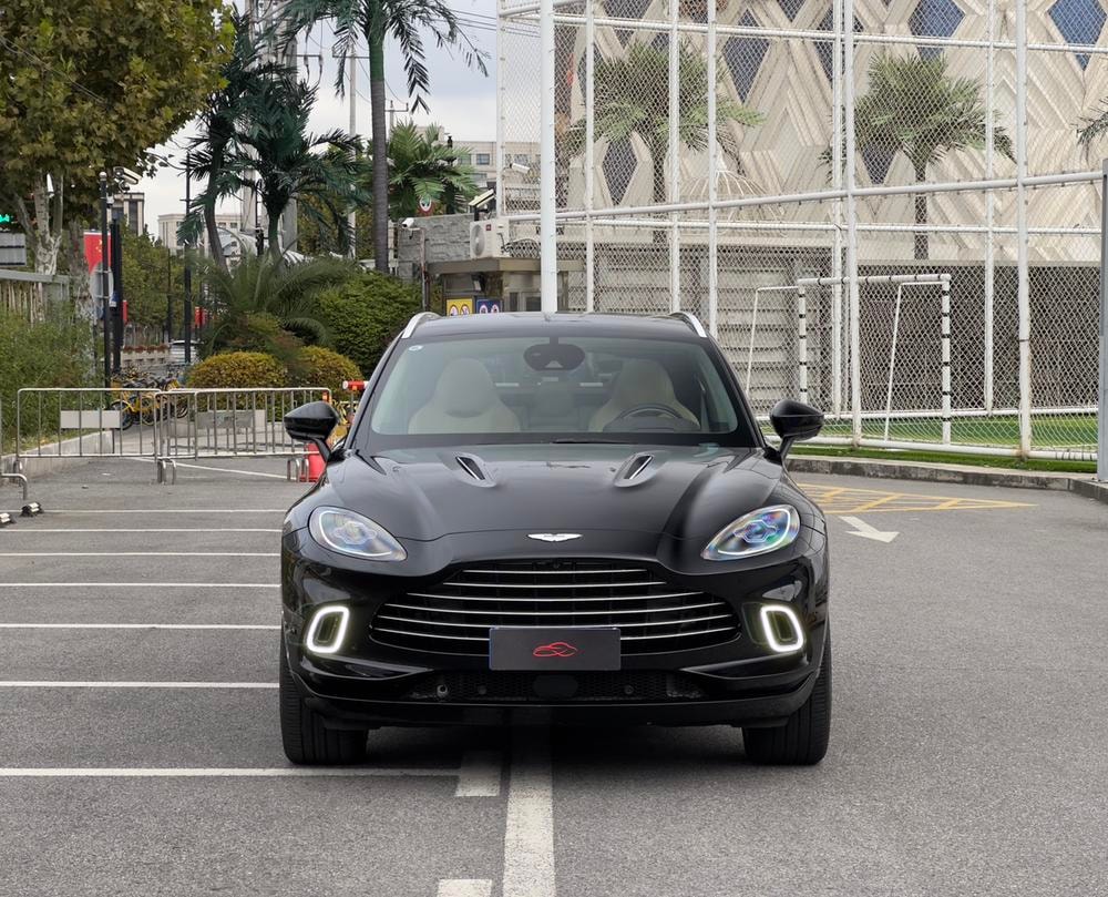 Aston Martin DBX 2022 — фото автомобиля 1