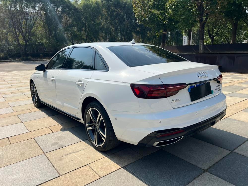 Audi A4L 2022 — фото автомобиля 1