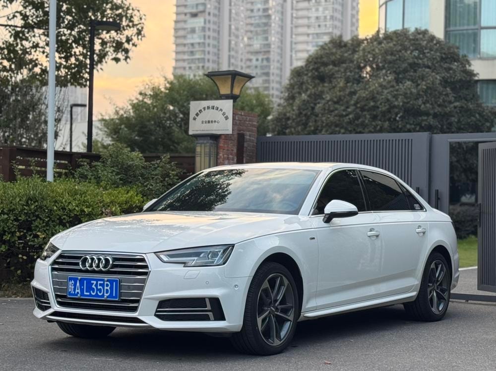 Audi A4L 2018 — фото автомобиля