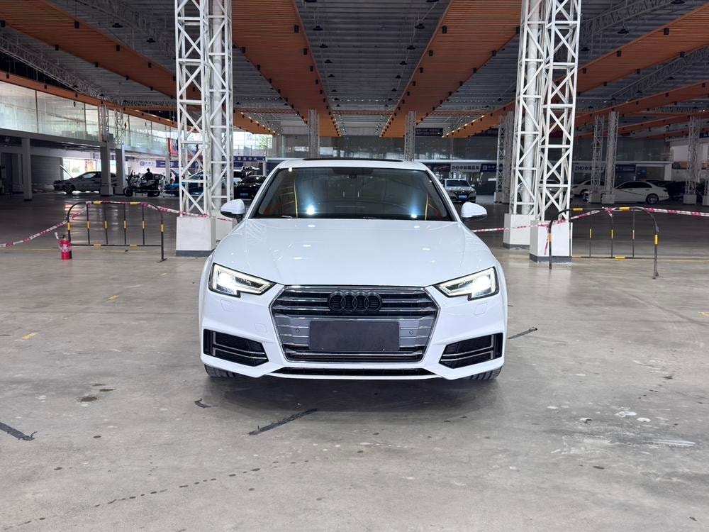 Audi A4L 2018 — фото автомобиля