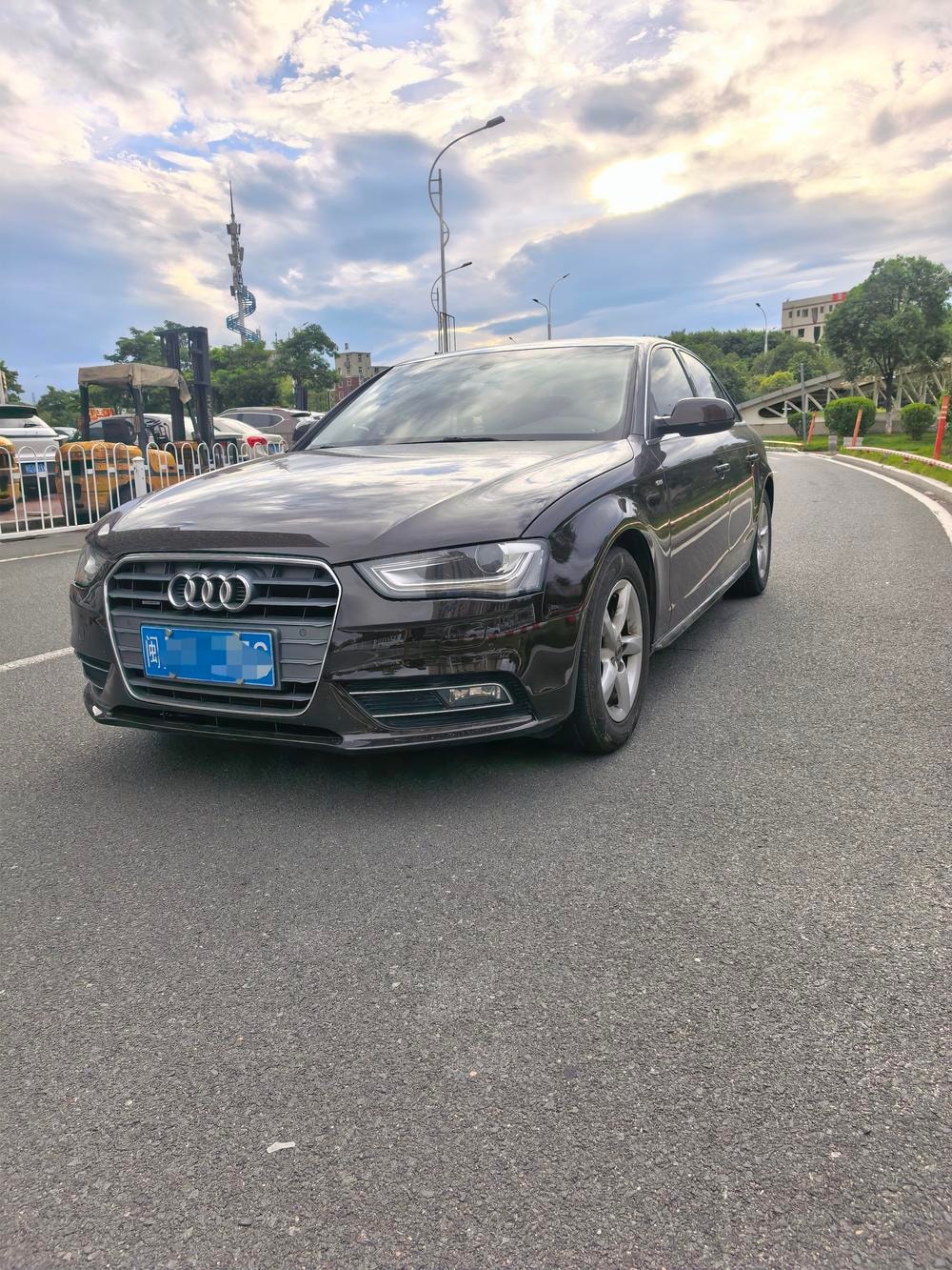 Audi A4L 2015 — фото автомобиля