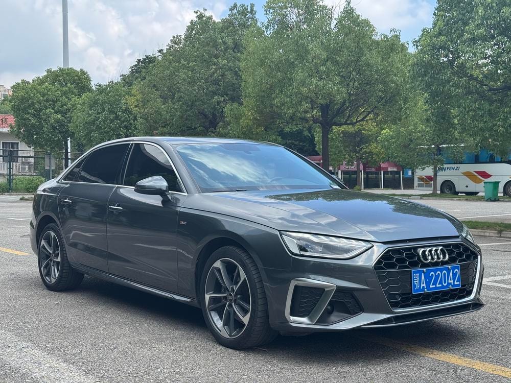Audi A4L 2022 — фото автомобиля 1