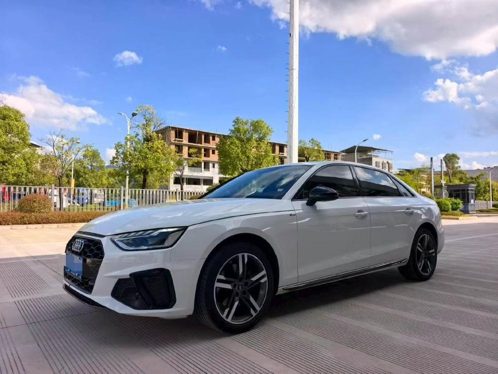 Audi A4L 2022 — фото автомобиля 1