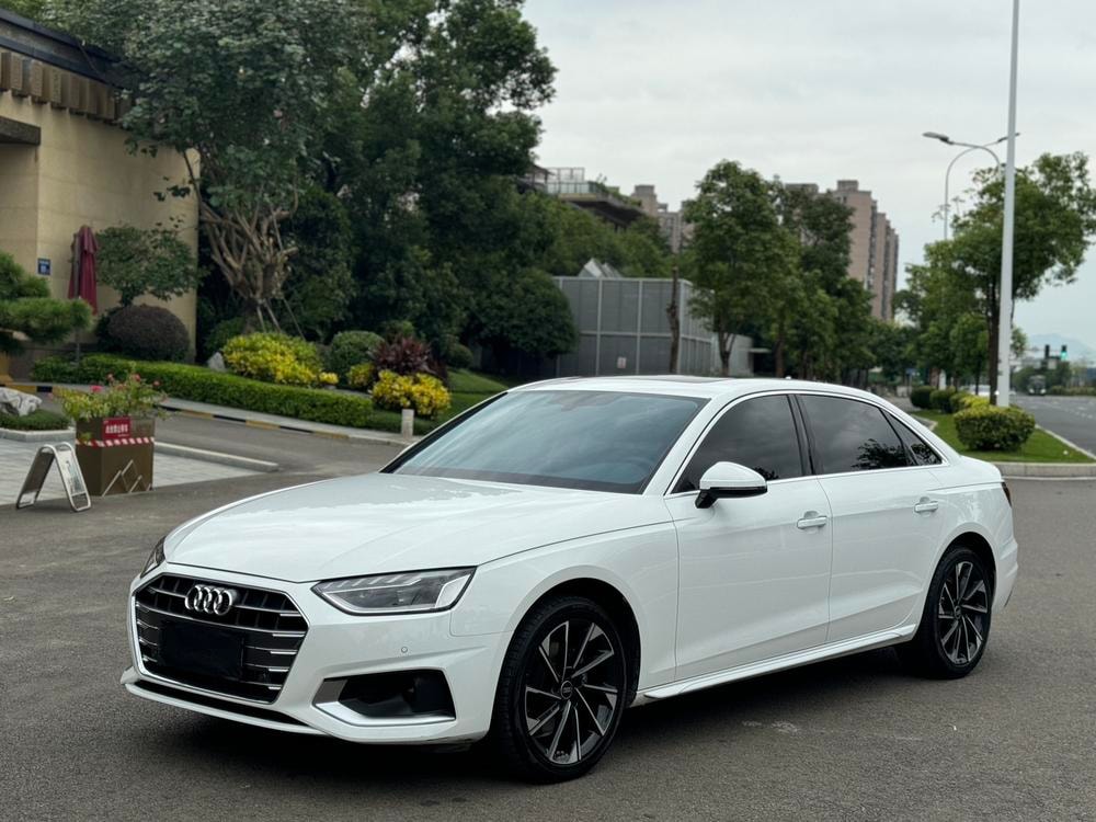 Audi A4L 2022 — фото автомобиля 1