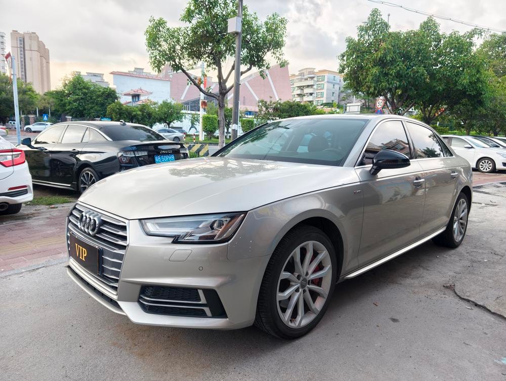 Audi A4L 2018 — фото автомобиля 1