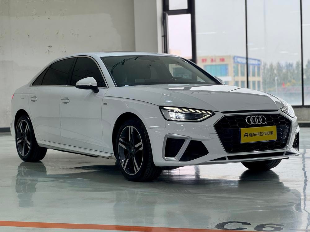 Audi A4L 2022 — фото автомобиля 1