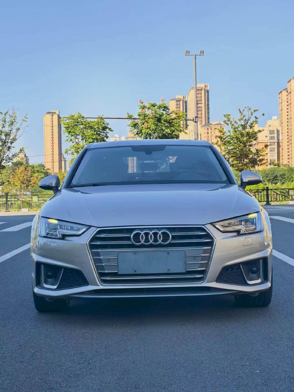 Audi A4L 2019 — фото автомобиля 1