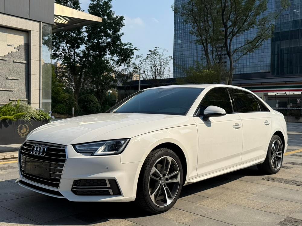 Audi A4L 2018 — фото автомобиля 1