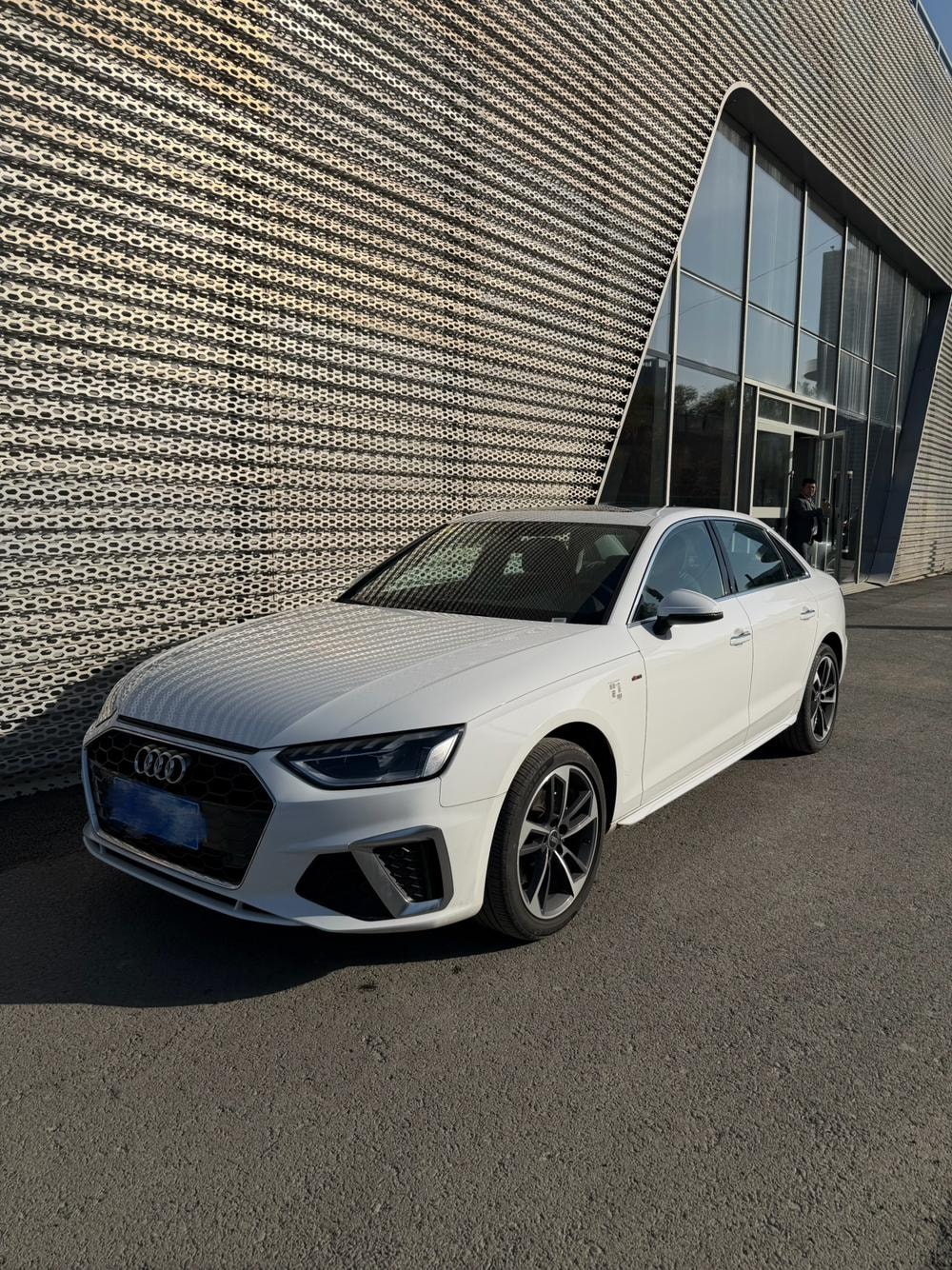 Audi A4L 2025 — фото автомобиля 1