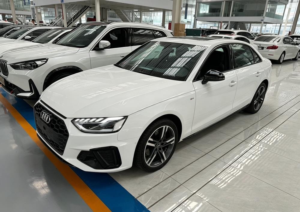 Audi A4L 2022 — фото автомобиля 1