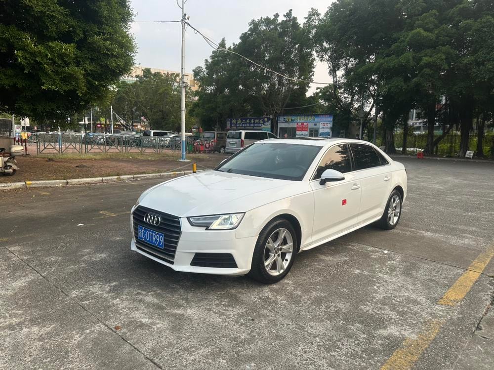 Audi A4L 2017 — фото автомобиля