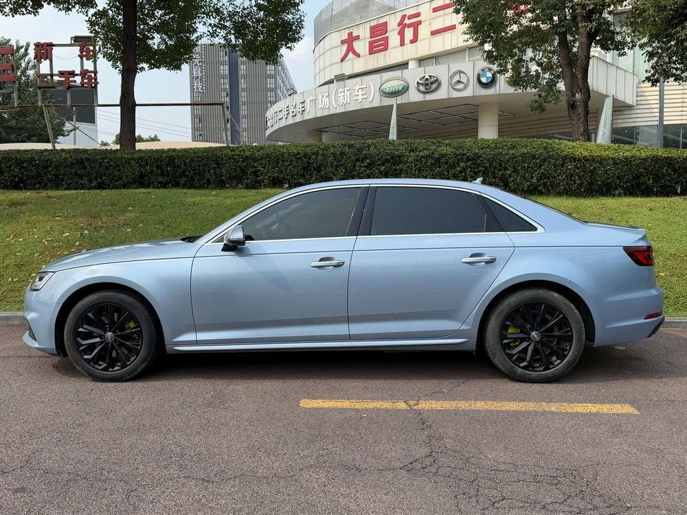 Audi A4L 2018 — фото автомобиля
