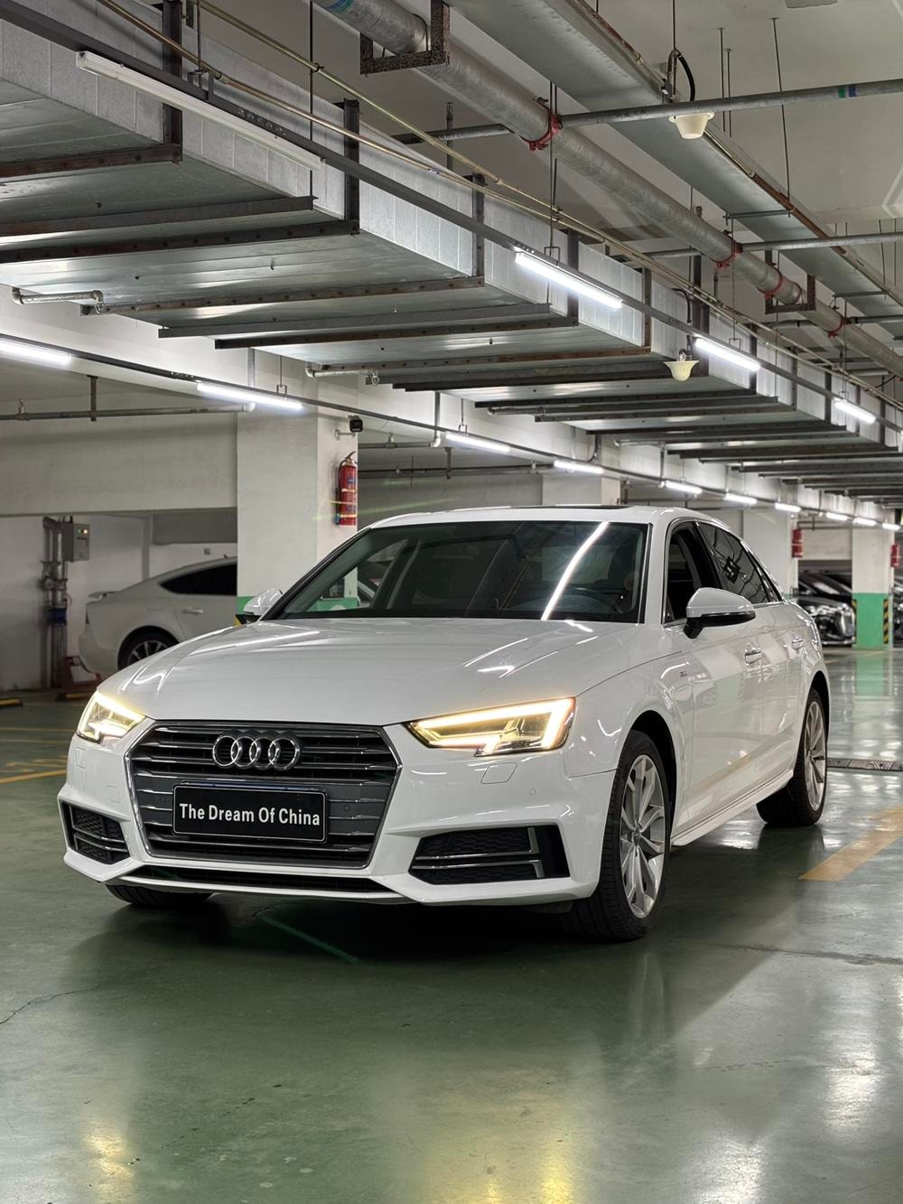 Audi A4L 2018 — фото автомобиля