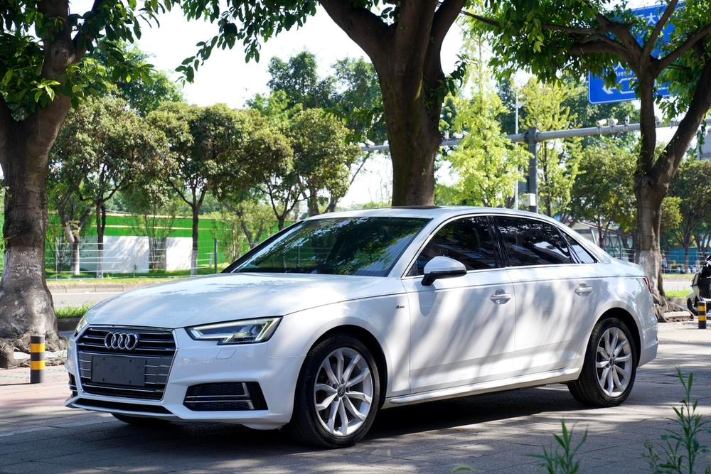 Audi A4L 2018 — фото автомобиля