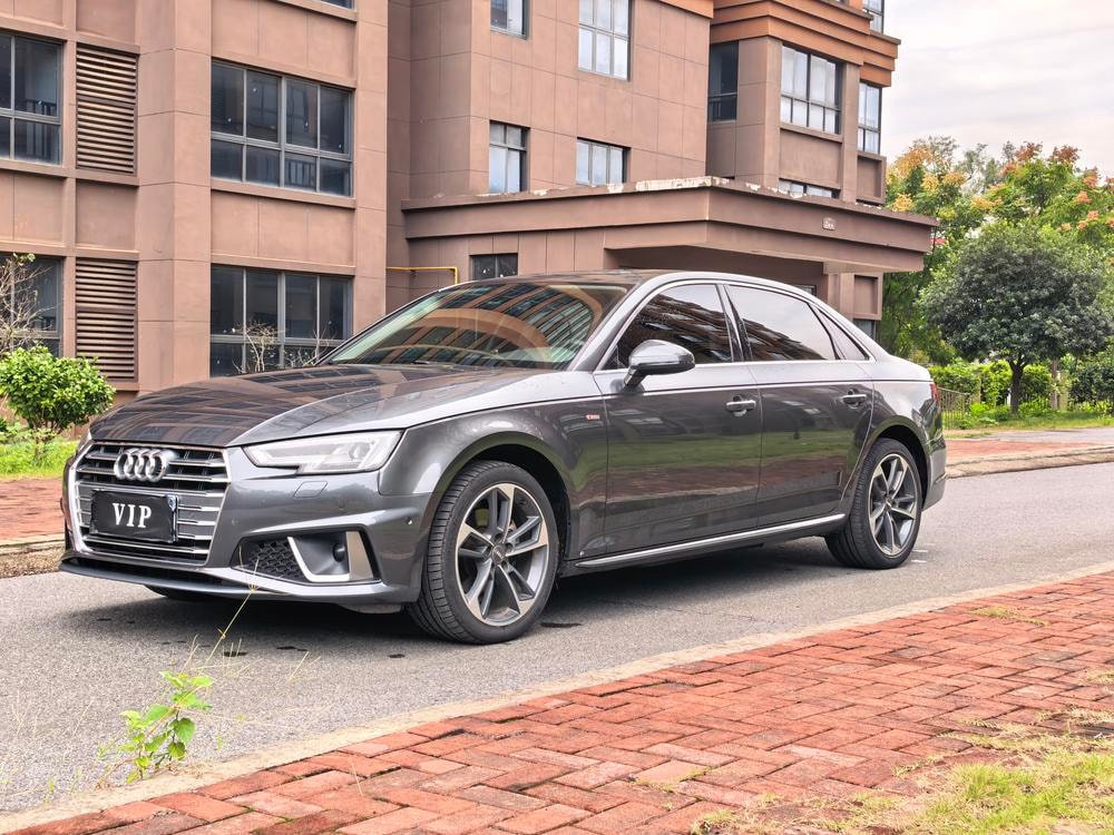 Audi A4L 2019 — фото автомобиля