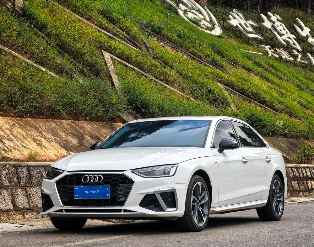 Audi A4L 2022 — фото автомобиля