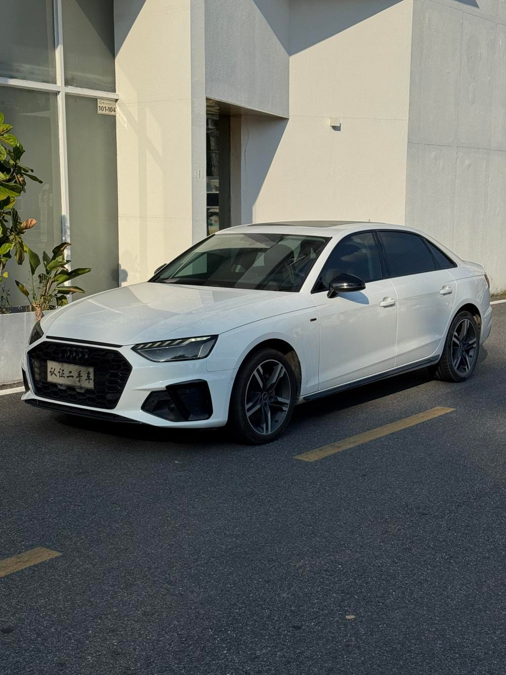 Audi A4L 2023 — фото автомобиля