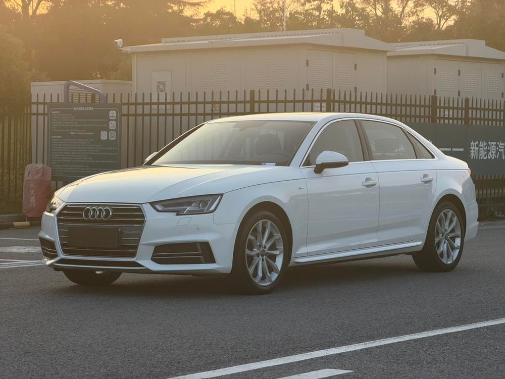 Audi A4L 2018 — фото автомобиля