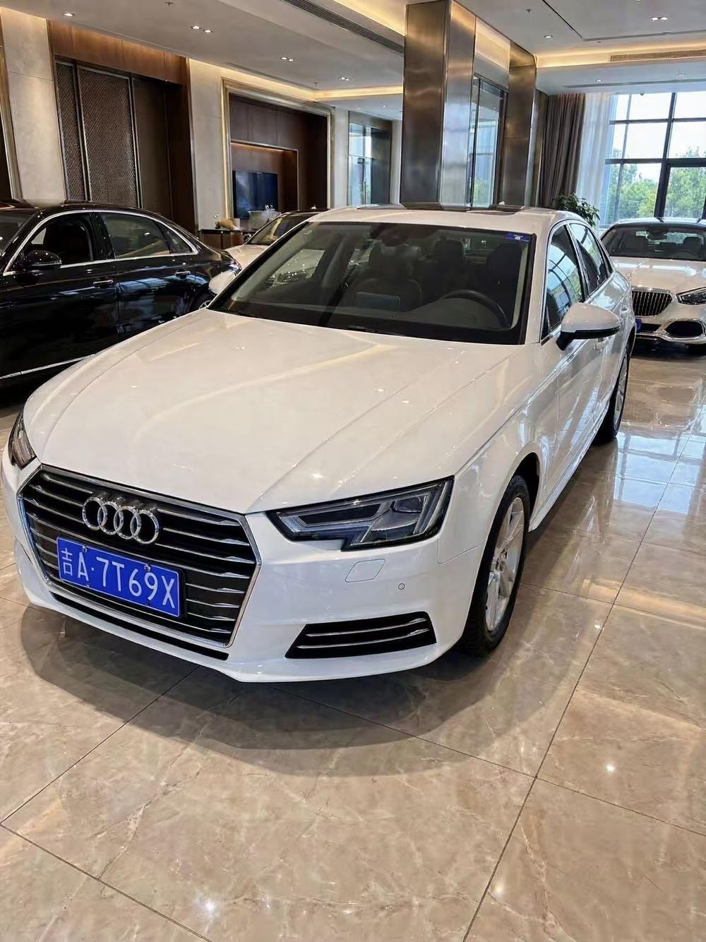 Audi A4L 2018 — фото автомобиля