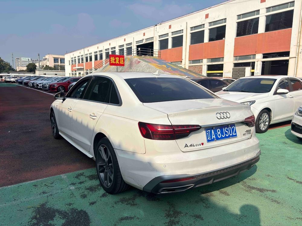 Audi A4L 2023 — фото автомобиля