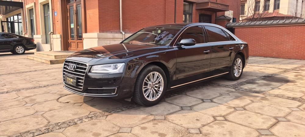 Audi A8 2014 — фото автомобиля