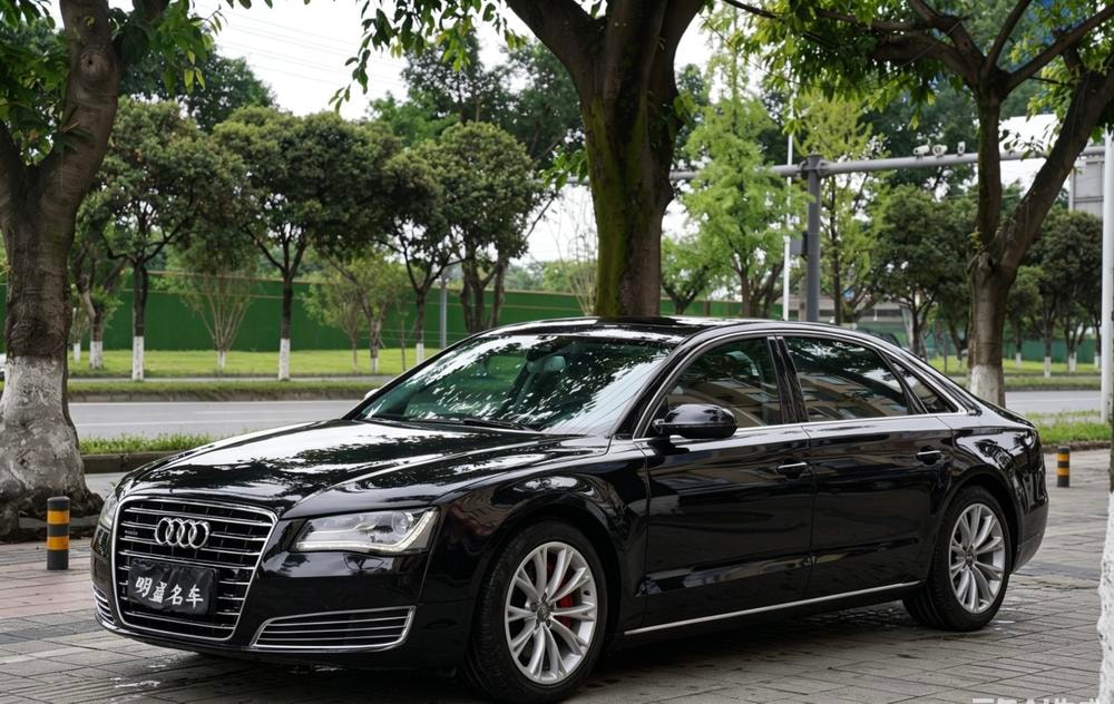 Audi A8 2012 — фото автомобиля 1