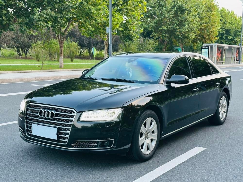 Audi A8 2013 — фото автомобиля 1