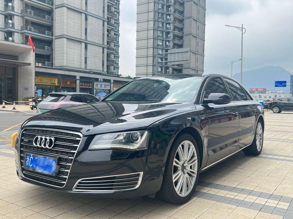 Audi A8 2012 — фото автомобиля 1