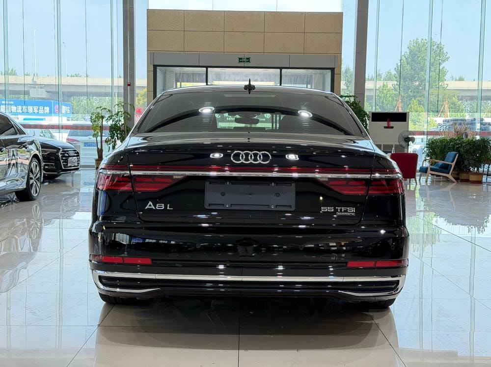 Audi A8 2023 — фото автомобиля