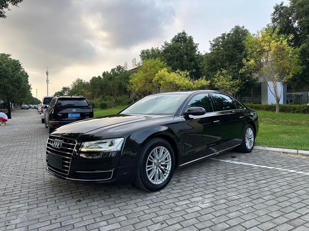 Audi A8 2014 — фото автомобиля 1