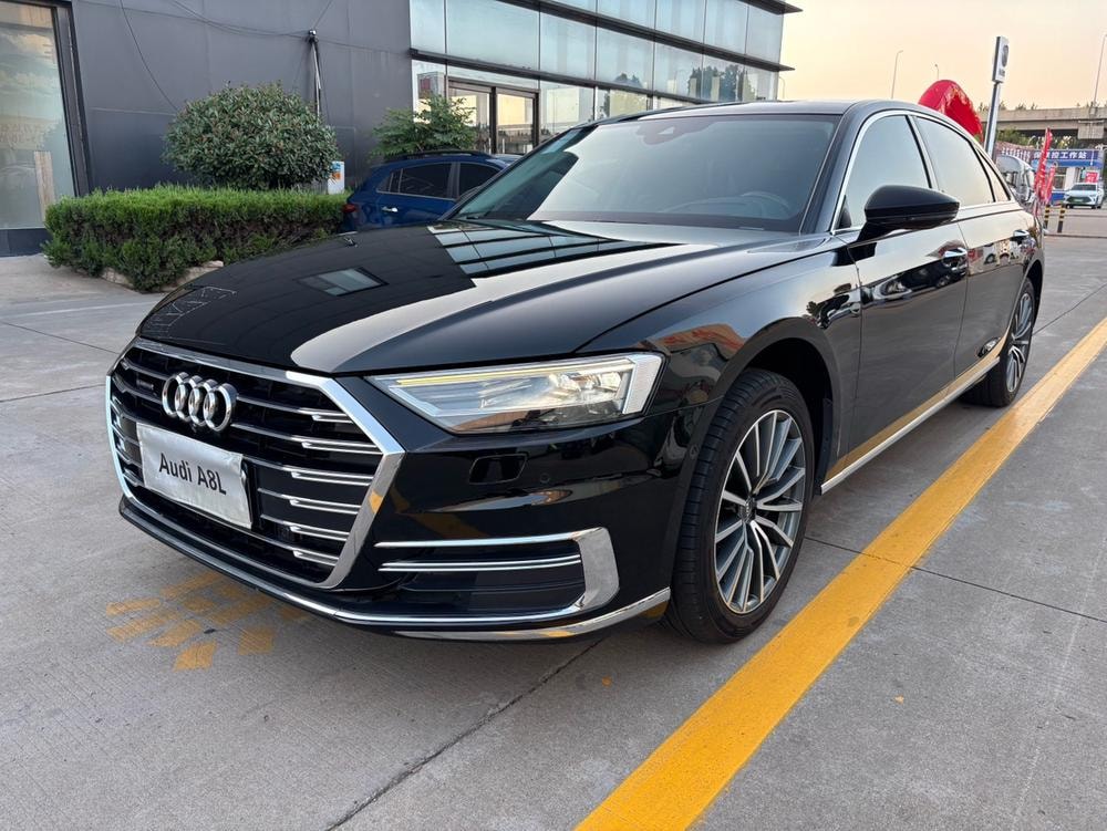 Audi A8 2018 — фото автомобиля