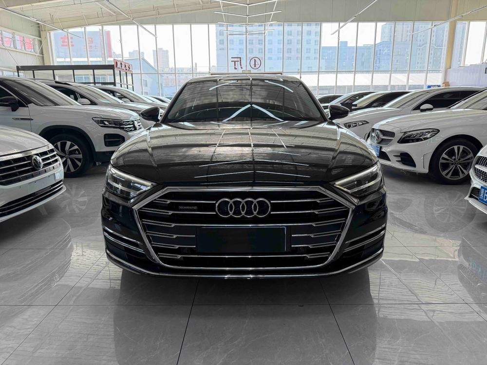 Audi A8 2018 — фото автомобиля 1