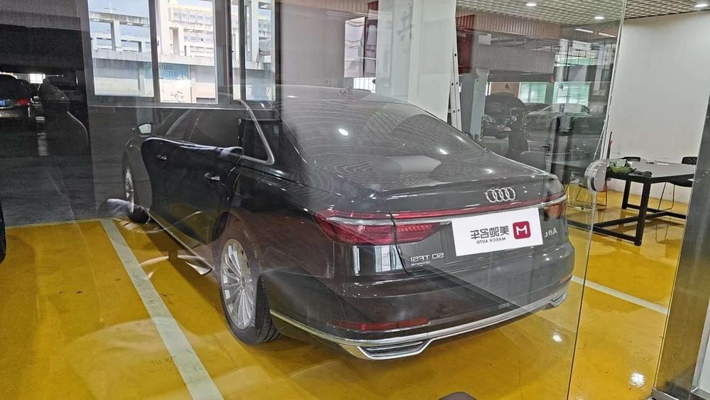 Audi A8 2022 — фото автомобиля