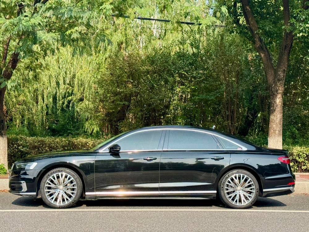 Audi A8 2021 — фото автомобиля