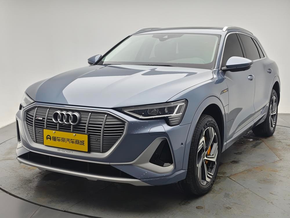 Audi e-tron 2021 — фото автомобиля