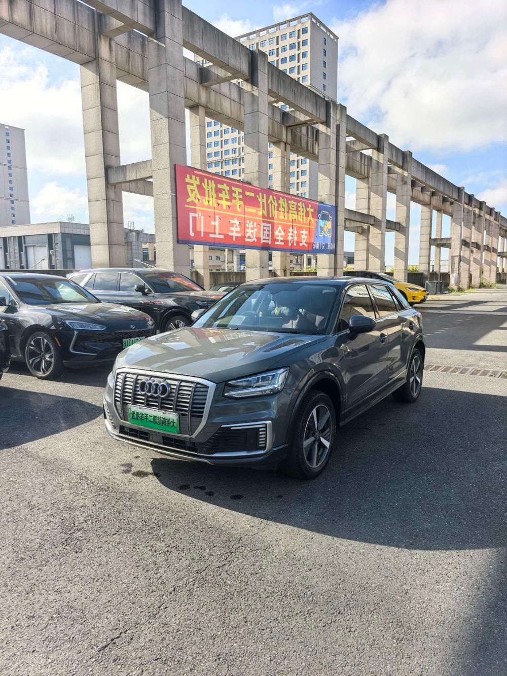 Audi Q2L e-tron 2019 — фото автомобиля